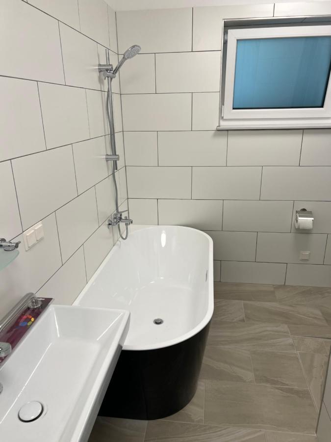 Ruhige Gruene Oase Bei Flughafen Schwechat Exteriér fotografie